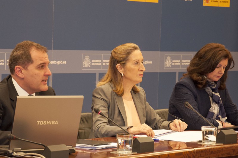 La ministra de Fomento, Ana Pastor, junto al presidente de Aena, José Manuel Vargas, y a la secretaria general de Transporte, Carmen Librero, en la rueda de prensa celebrada el 6 de mayo tras el anuncio de la congelación de las tasas aéreas.