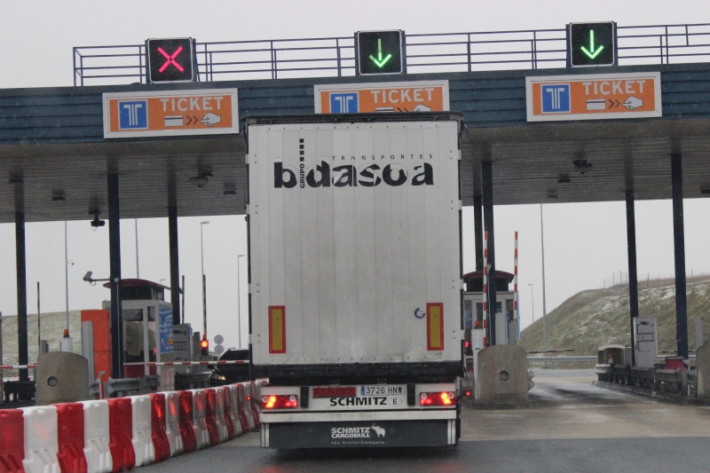 La mayoría de los transportistas evitan la autovía de peaje AP-1 cuando es posible.