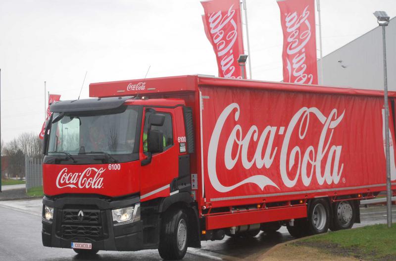 El vehículo número 100 lleva una placa de matrícula especial "Coca-Cola" y luce el rojo característico de la marca.