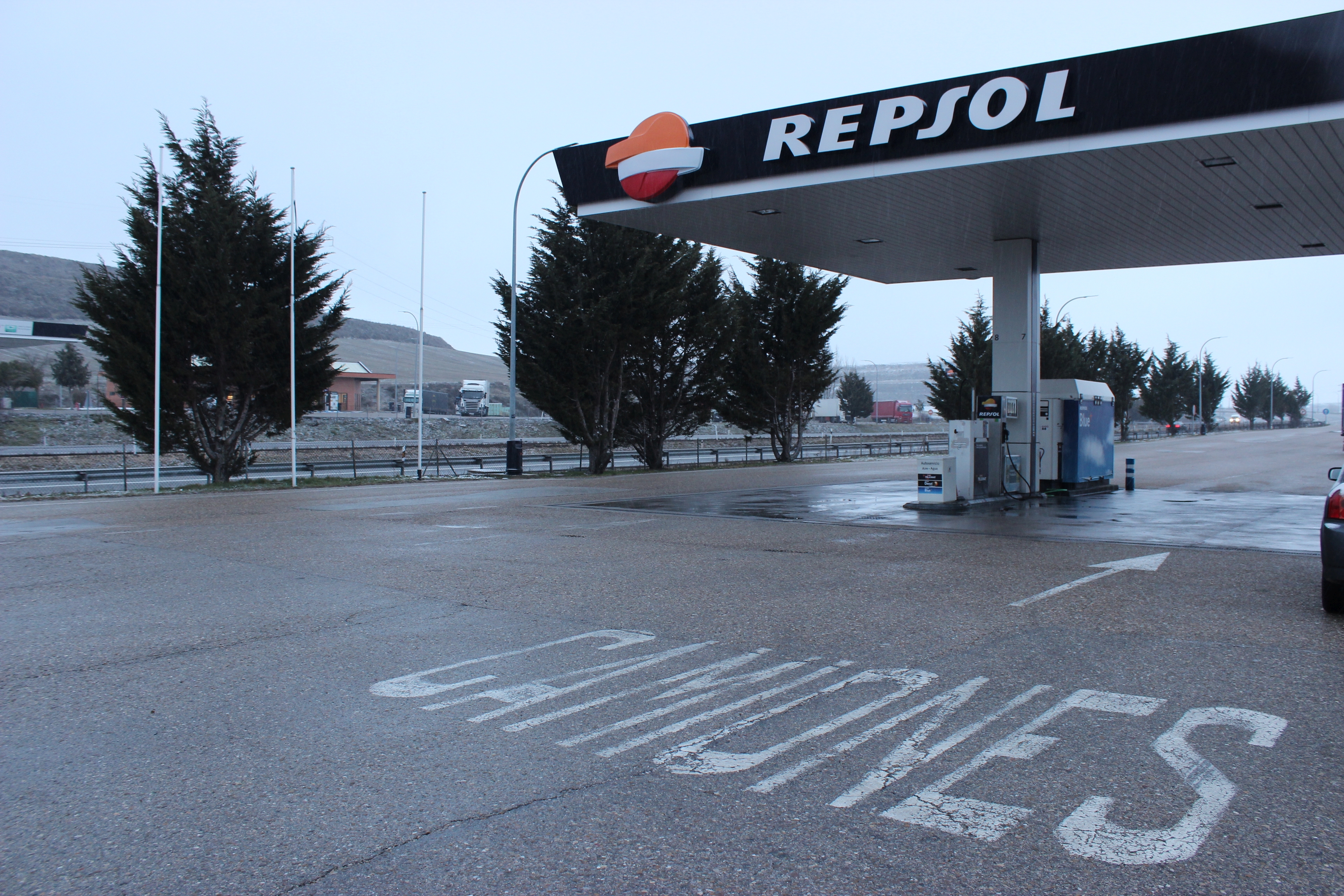 Según la CNMC, Repsol mantiene un “vínculo fuerte” con dos tercios de sus gasolineras y ostenta la gestión propia del tercio restante.