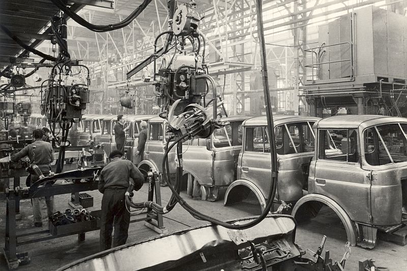 Línea de producción de camiones en las instalaciones galas en 1962.