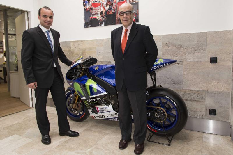 Los consejeros delegados de Scania Ibérica y Dorna Sports, José Antonio Mannucci y Carmelo Ezpeleta, respectivamente, posan tras la firma del acuerdo.