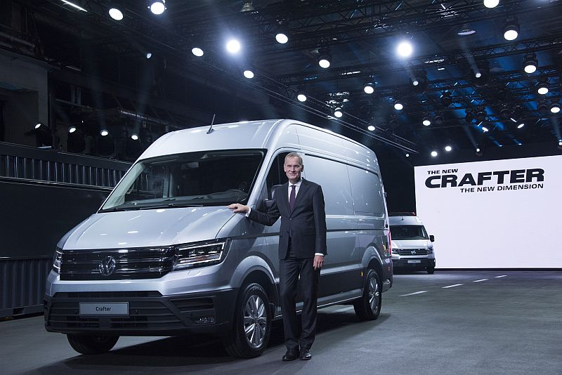 Eckhard Scholz, presidente del Consejo de Dirección de Volkswagen Vehículos Comerciales, posa junto al nuevo Crafter.