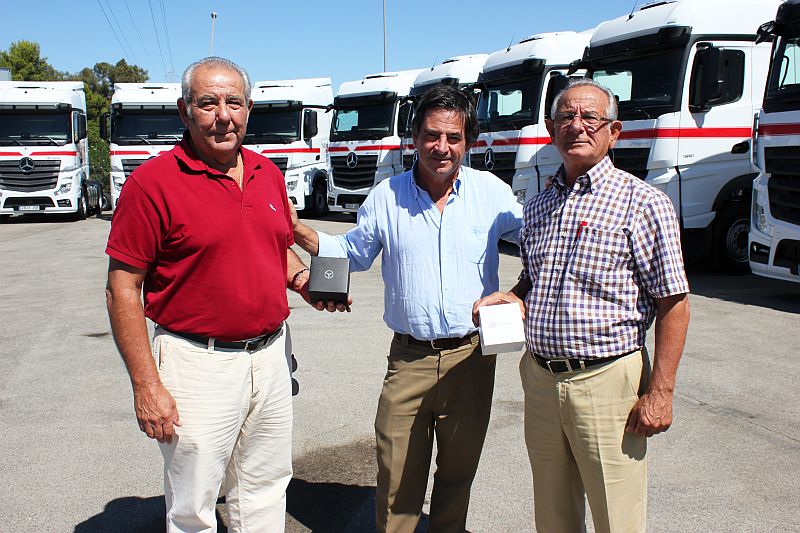 Domingo y José Manuel Garcia reciben las llaves de sus nuevos vehículos.