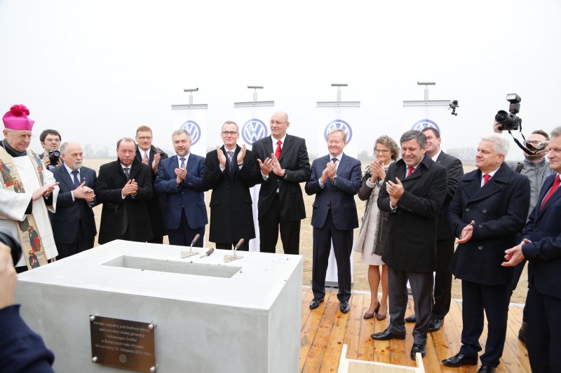 Representantes de Volkswagen y autoridades polacas durante la ceremonia de colocación de la primera piedra de la factoría de Wrzésnia. 