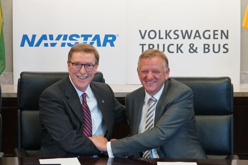 Troy Clarke y Andreas Renschler, consejeros delegados de Navistar y Volkwagen Truck & Bus, respectivamente, sellan el acuerdo con un apretón de manos.