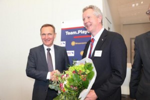 György Waberer, consejero delegado de la empresa de transportes, y Andreas Schmitz, miembro del Consejo de Dirección de Schmitz Cargobull, sellan el acuerdo.